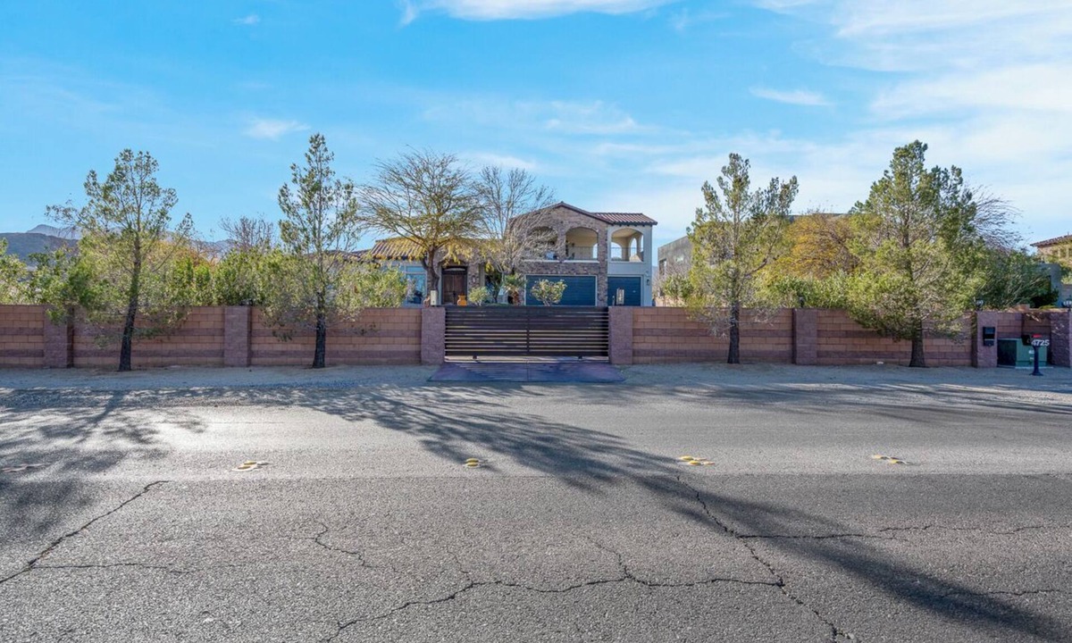 Las Vegas House | 6 bedroom 6 car garage rental