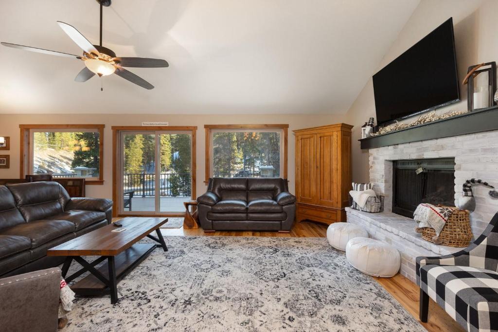 Crown House | 8 Crown Drive by Summit County Mountain Retreats