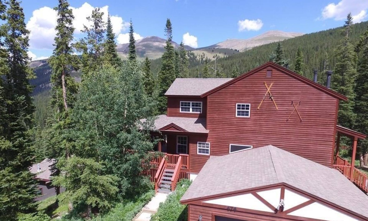Breckenridge House | A True Cabin Feel with a Hot Tub, Fire pit and Gorgeous Mountain Views