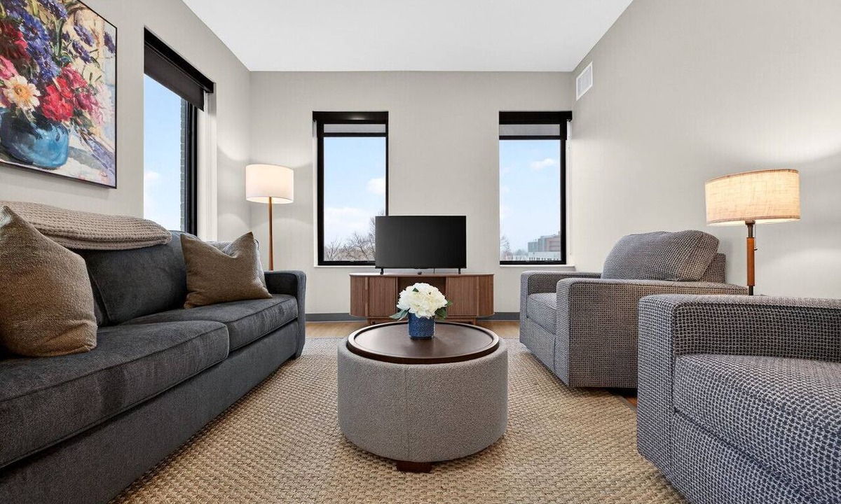 Cleveland Apartment | Across from Clinic | 2 Bed/2 Bath | Free Garage