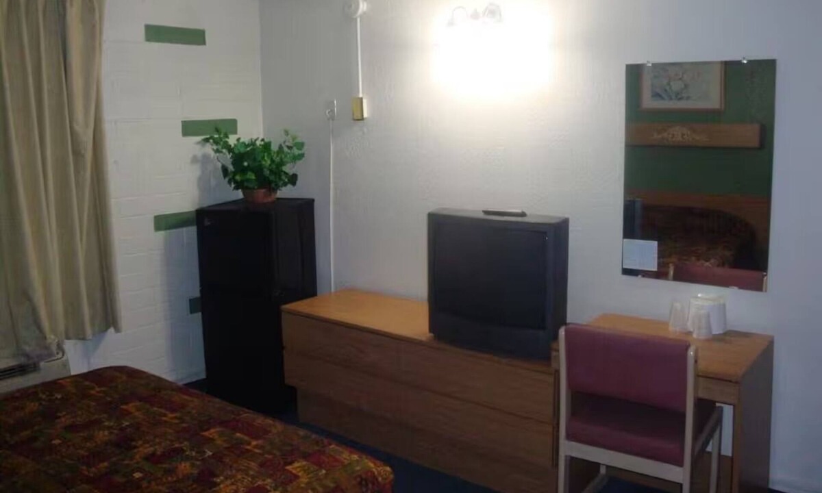Lake Havasu City Hotel | Affordable Space Near London Bridge – Comfortable Room w/Kitchenette & Parking