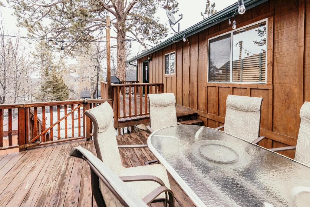 Upper Moonridge Ski Chalet | Alameda Landing- Pool Table- Hot Tub- Relaxing Log Cabin