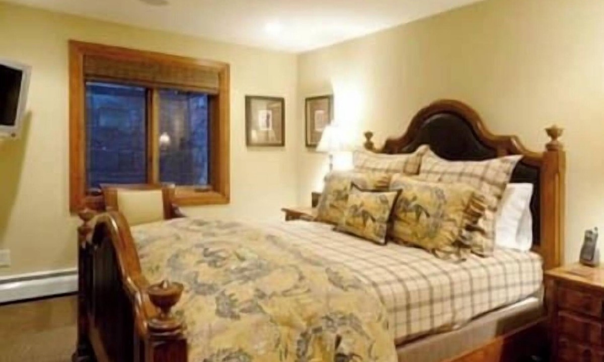 West End House | AMAZING 5 BEDROOM 5 BATH HOME IN ASPEN CORE!