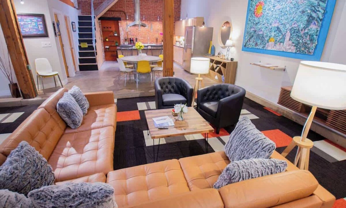Cole House | Amazing Modern Loft in Rino Art District-Four King
