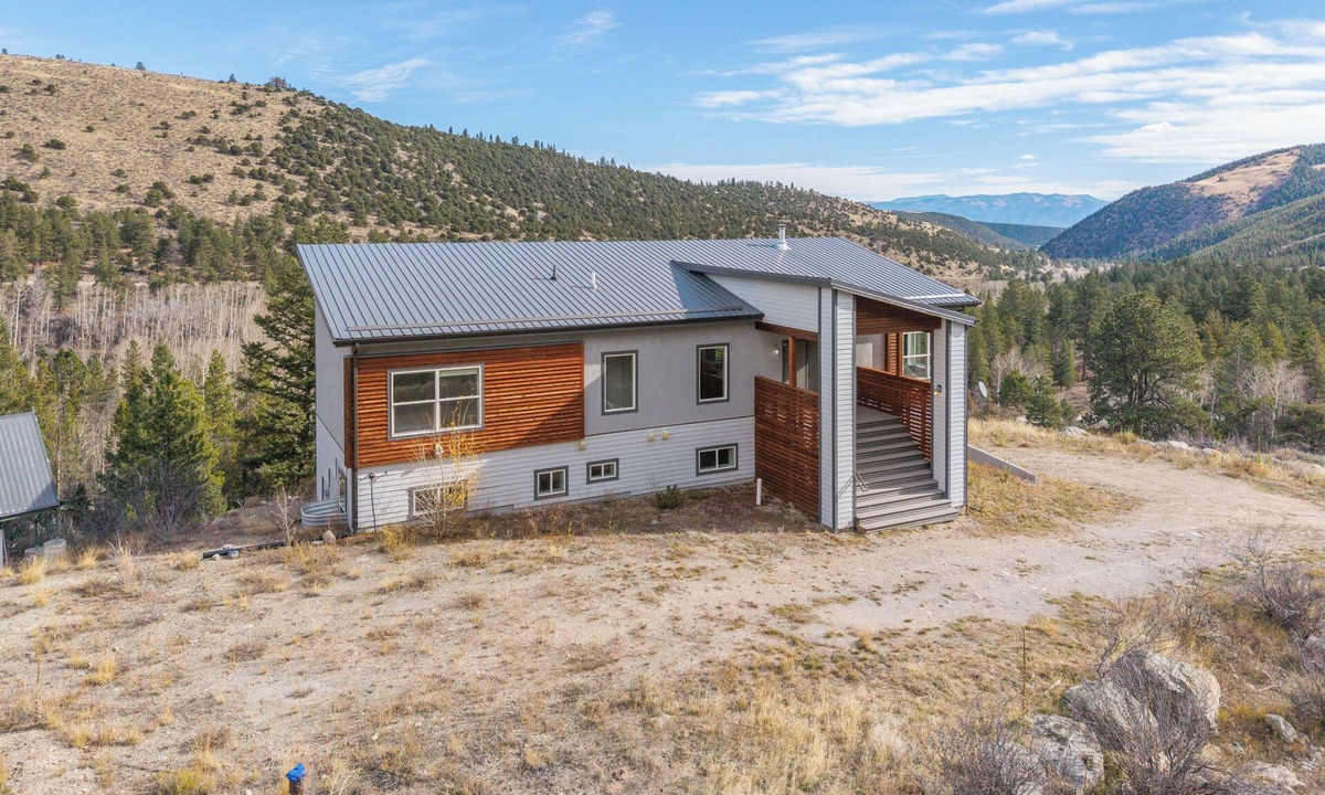 Whitepine House | Amazing modern mountain home perched high on a hill overlooking breathtaking 360 panoramic views, yet only one minute off highway 50. You're minutes away from the Colorado trail that takes you to the Continental Divide.
