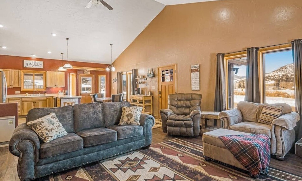 South Fork House | Amazing mountain getaway with high-speed WiFi, foosball table & great view