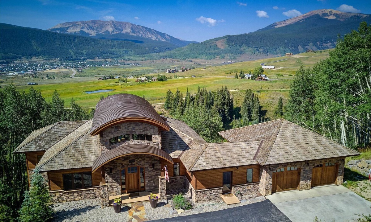 The Outlook House | Amazing Mountain Home w/360 degree mountain views, hot tub and outdoor deck.