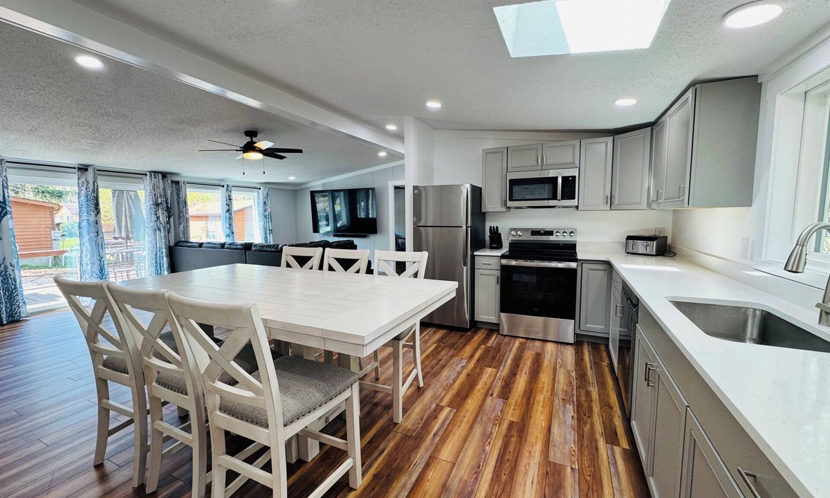 Put-in-Bay House | An Easy Win for Group Getaways | 8 ppl | IC64