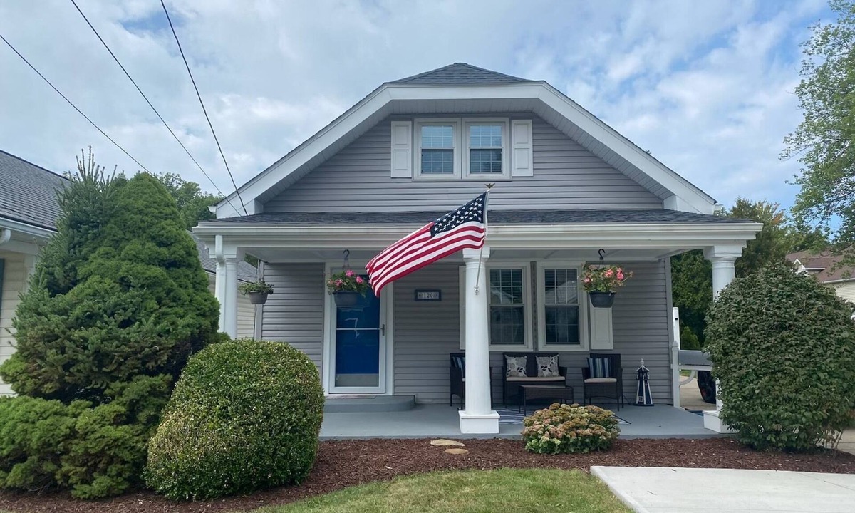 Lorain County Cottage | Avon Lake Charming Cottage with 4 bedrooms and Lake Erie Access