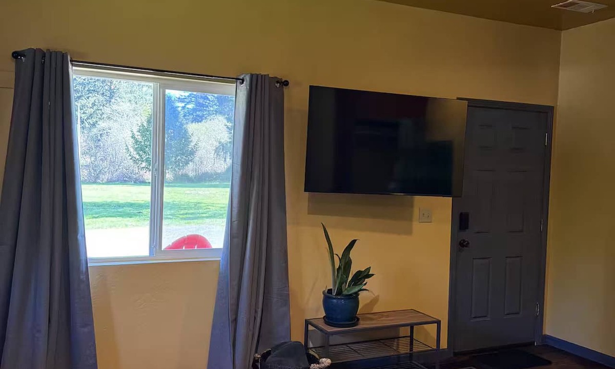 McKinleyville Apartment | Azalea DelMar CalKing TempurPedic Private Hot Tub