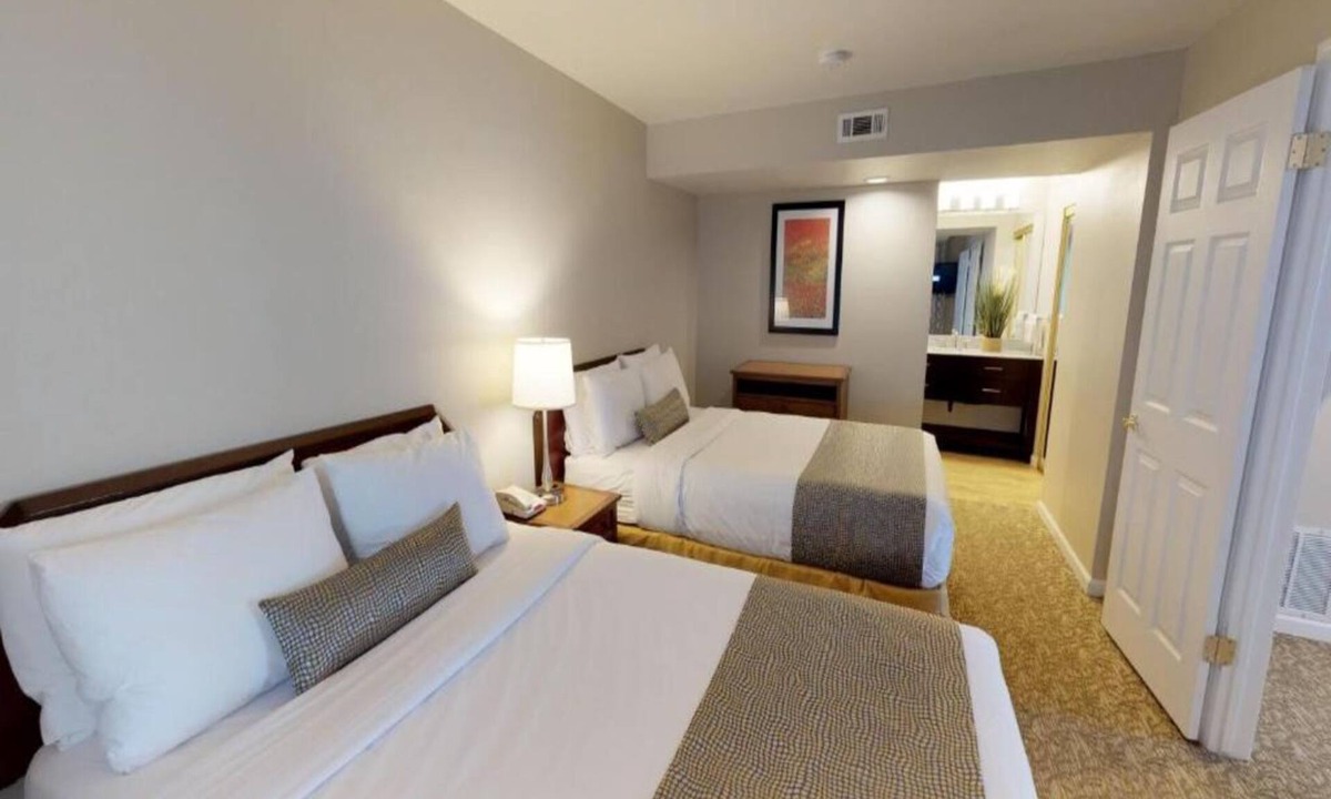 Newark Hotel | Bay Area Suite w/Fireplace & Lounge – with Free Breakfast