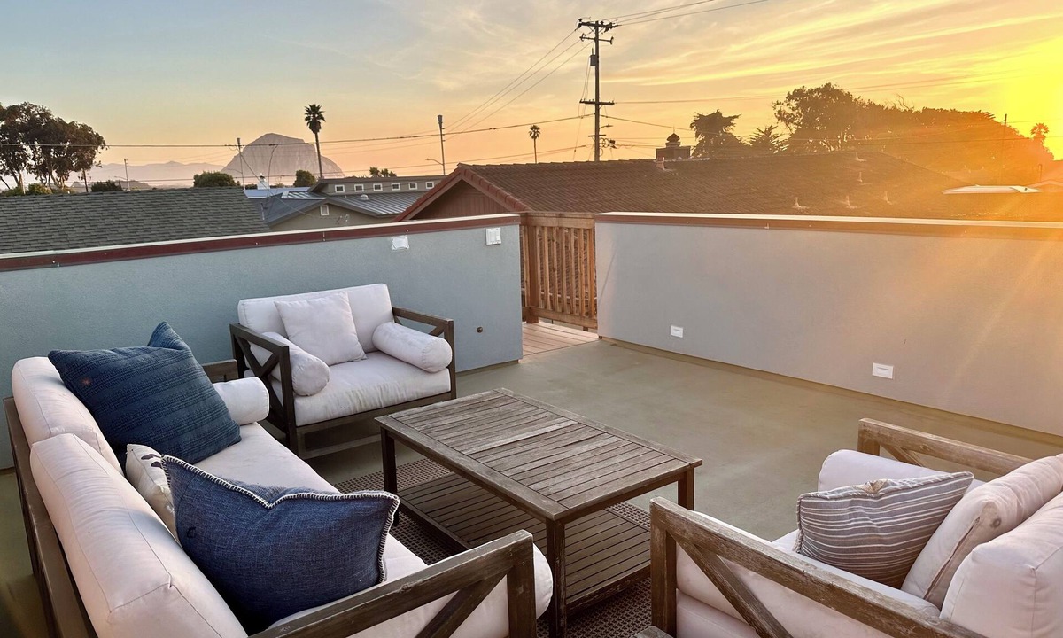 Morro Bay Cottage | Beach tract monthly rental, walk to the beach with a rooftop deck!