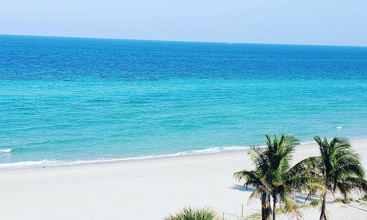 Hollywood Lakes Condo | Beachfront 2BR w/Balcony, Pool, Free Parking, Prime Location