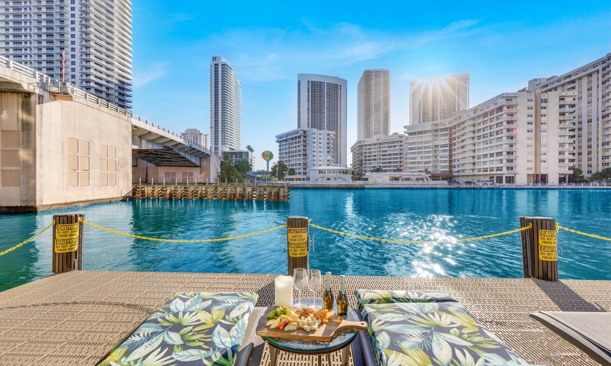 Hallandale Beach Hotel | Beachwalk Resort