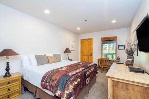 Mountain Village Hotel | Bear Creek Lodge 107B Hotel Room