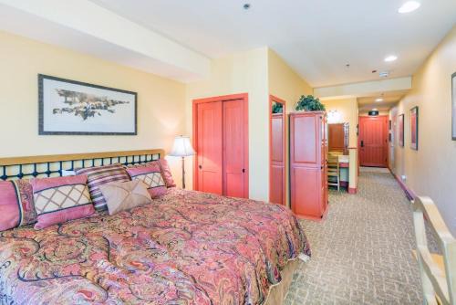 Mountain Village Hotel | Bear Creek Lodge 308B Hotel Room