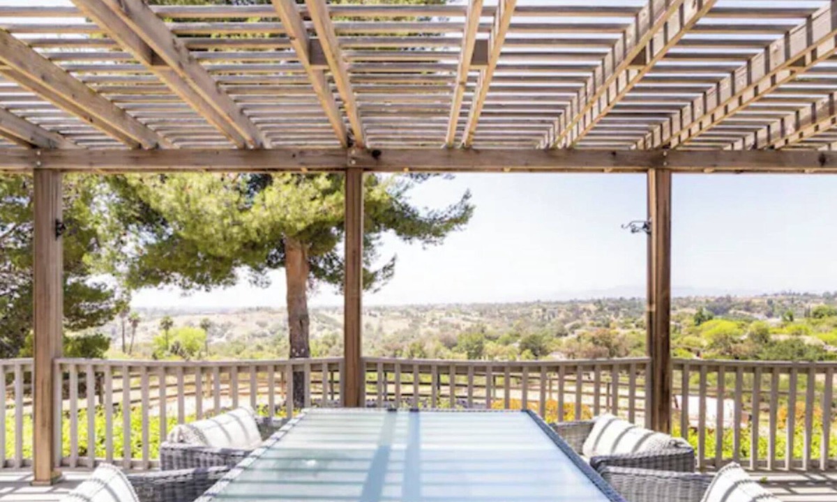 Fallbrook House | Beautiful 2-bedroom home with stunning views Sleeps 4 - 2 Bedrooms - 1 Bath
