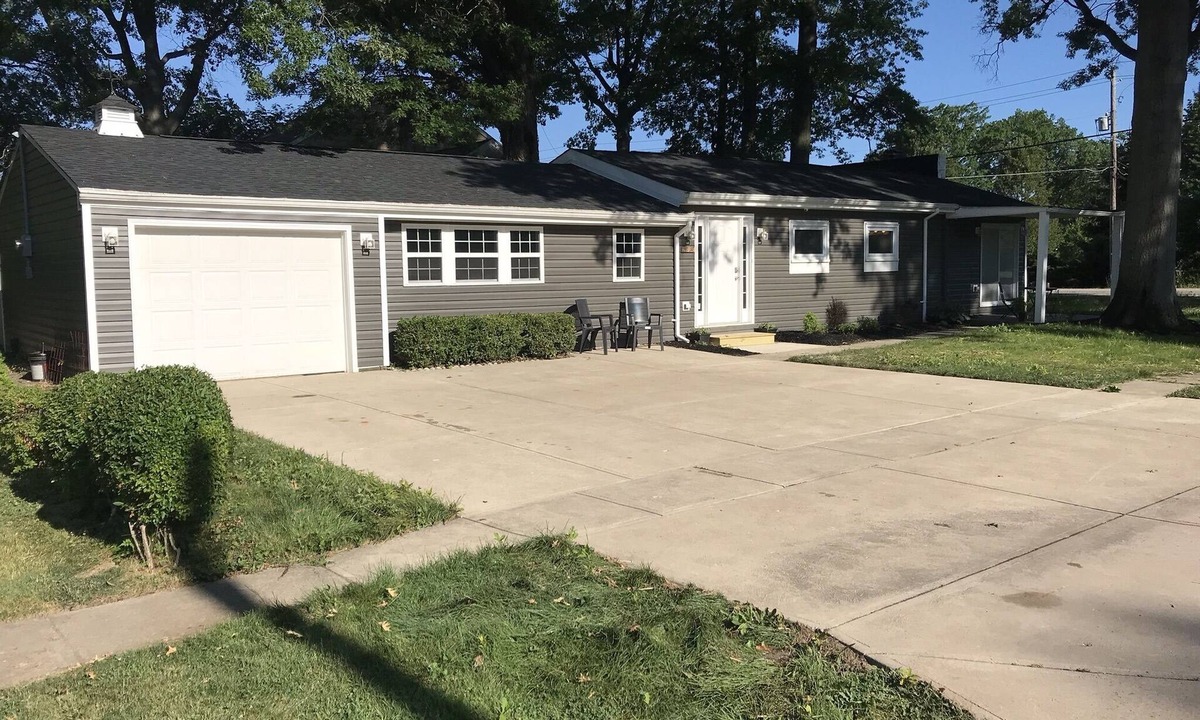 Avon Lake House | Beautiful home in Avon Lake walkable to small beach and beautiful sunsets.