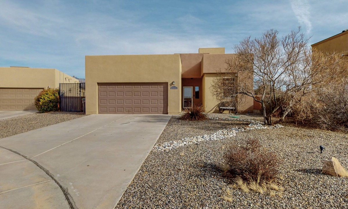 Vista Del Norte Alliance House | Beautiful North Valley home, garage, dogs welcome!