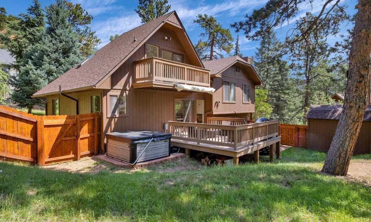 Woodland Park House | Beautiful mountain getaway with hot tub!