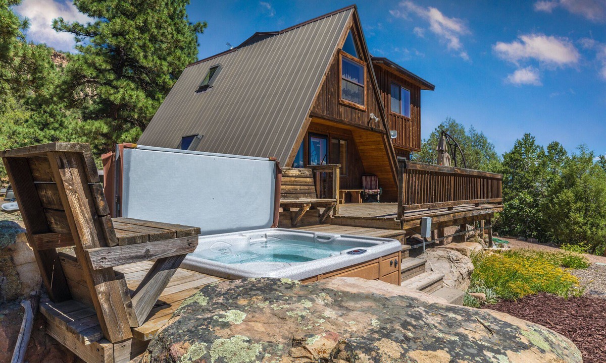 Pleasant Valley Cabin | Beautiful Views of Surrounding Peaks | Hot Tub | Large Deck | STR2025-065
