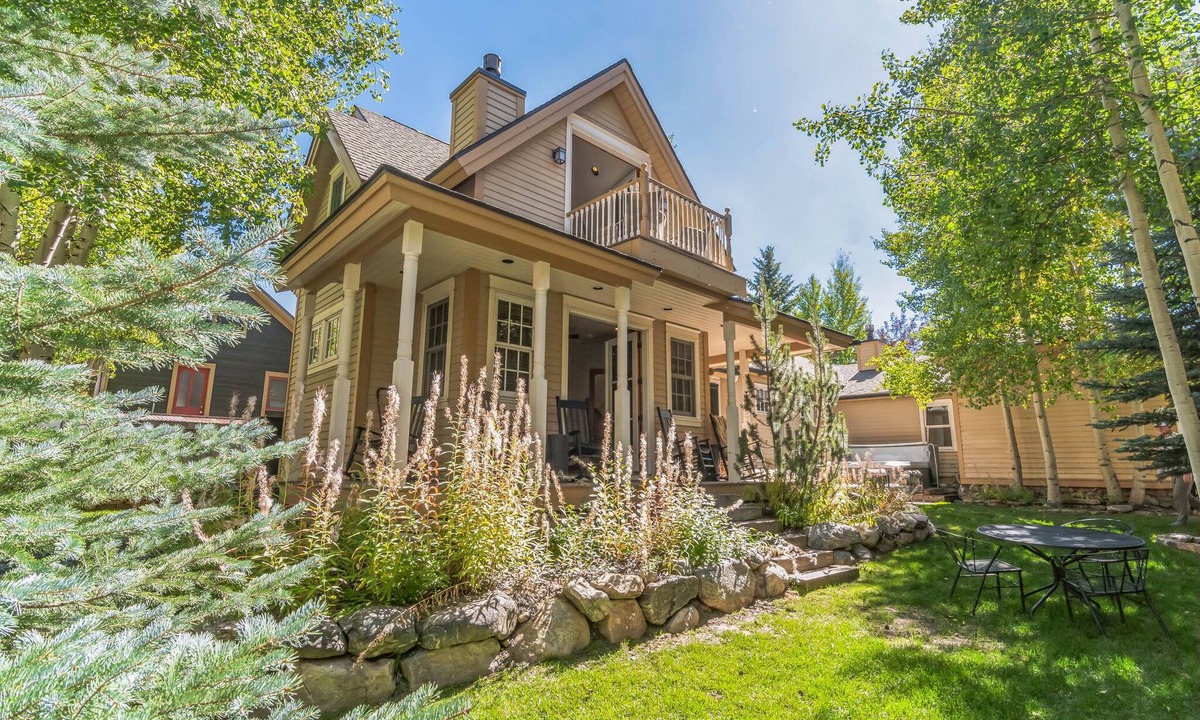 Historic District House | Beautifully renovated and ideally situated in the heart of historic downtown