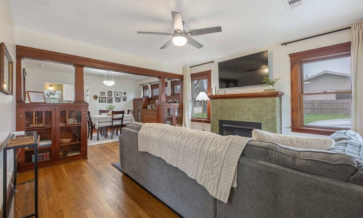 Visalia House | Beautifully restored historic home walking distance to downtown and easy access to the 198, shopping and restaurants.