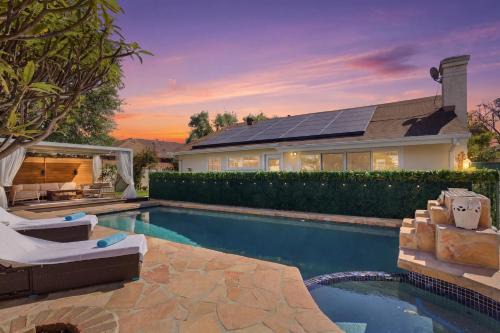 Lake Balboa Villa | BEST LOCATION NEW Luxury Retreat with Pool and Beautiful Lit Backyard