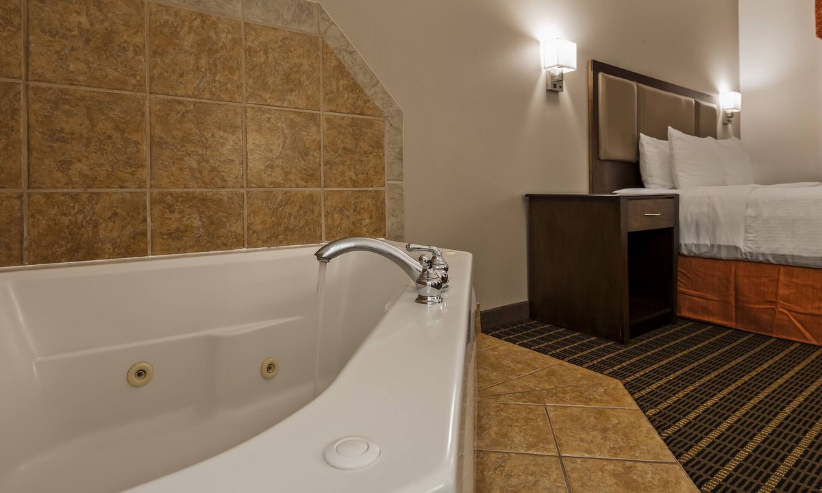 Pueblo Hotel | Best Western Plus Eagleridge Inn & Suites