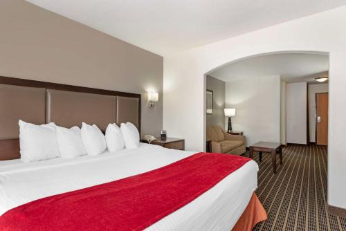Pueblo Hotel | Best Western Plus Eagleridge Inn & Suites