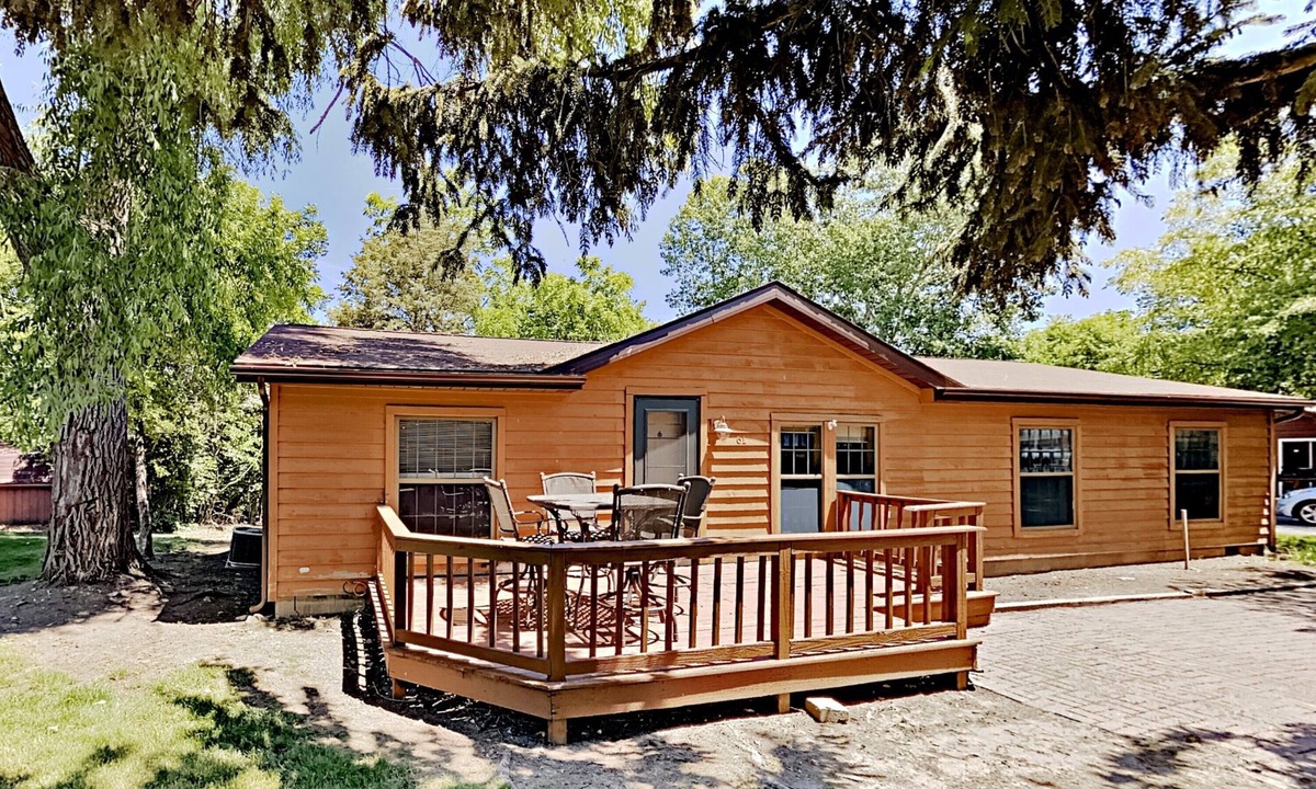 Put-in-Bay House | Big Corner Hideaway—Bring 12 ppl | IC61