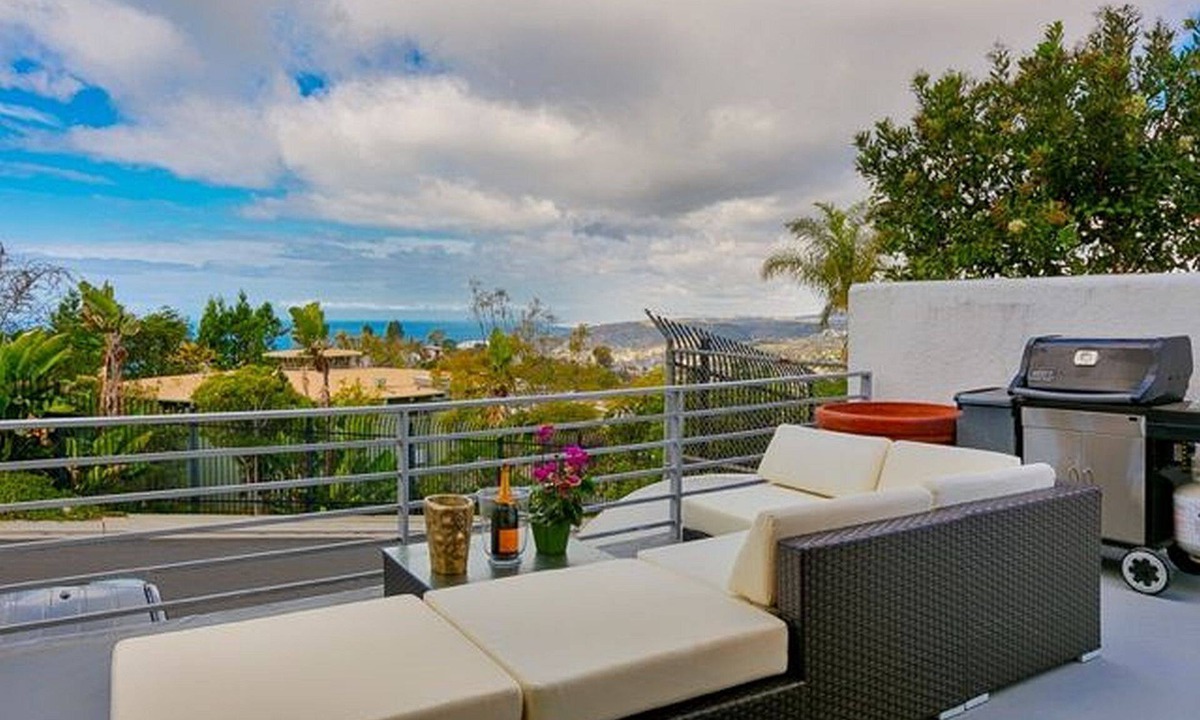 Arch Beach Heights House | Big Discount for Sept with view for pet owners!