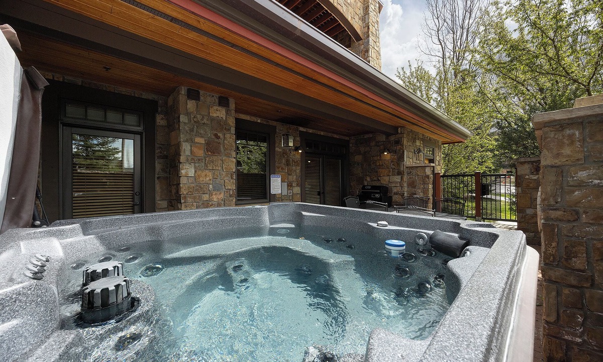 Steamboat Springs Condo | BL6112 | Cozy Mtn Condo | Private Courtyard and Hot Tub | Air Chilling