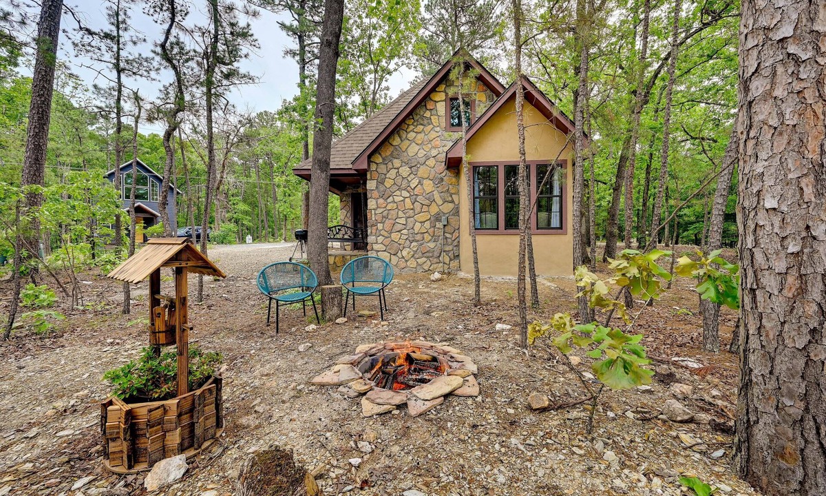 Broken Bow Apartment | Blissful Broken Bow Studio: Fire Pit & Jacuzzi Tub