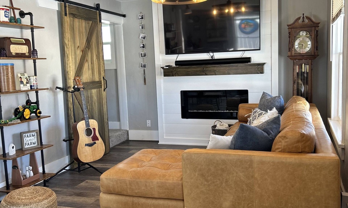 Homelake House | Blue Barn Farmhouse - 30 min from Great Sand Dunes/20 min from Hot Springs.