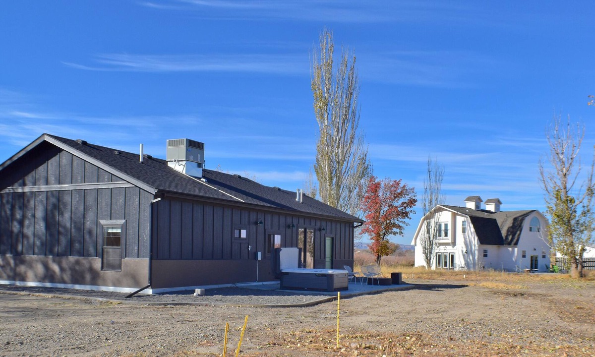 Grand Junction House | Bookcliff Retreat: Barnhouse & Modern Farmhouse on 13 Acres With Hot Tub
