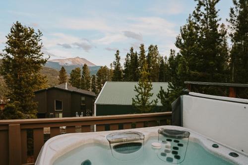 Breckenridge Ski Chalet | Breck Ski Chalet, Pet Friendly, Private Hot Tub and Scenic Views