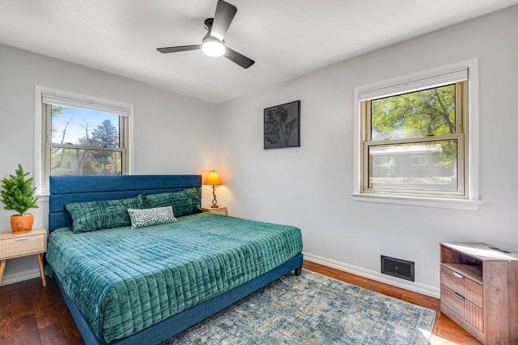 Broadmoor House | Bright 2BR Broadmoor Basecamp | King Bed