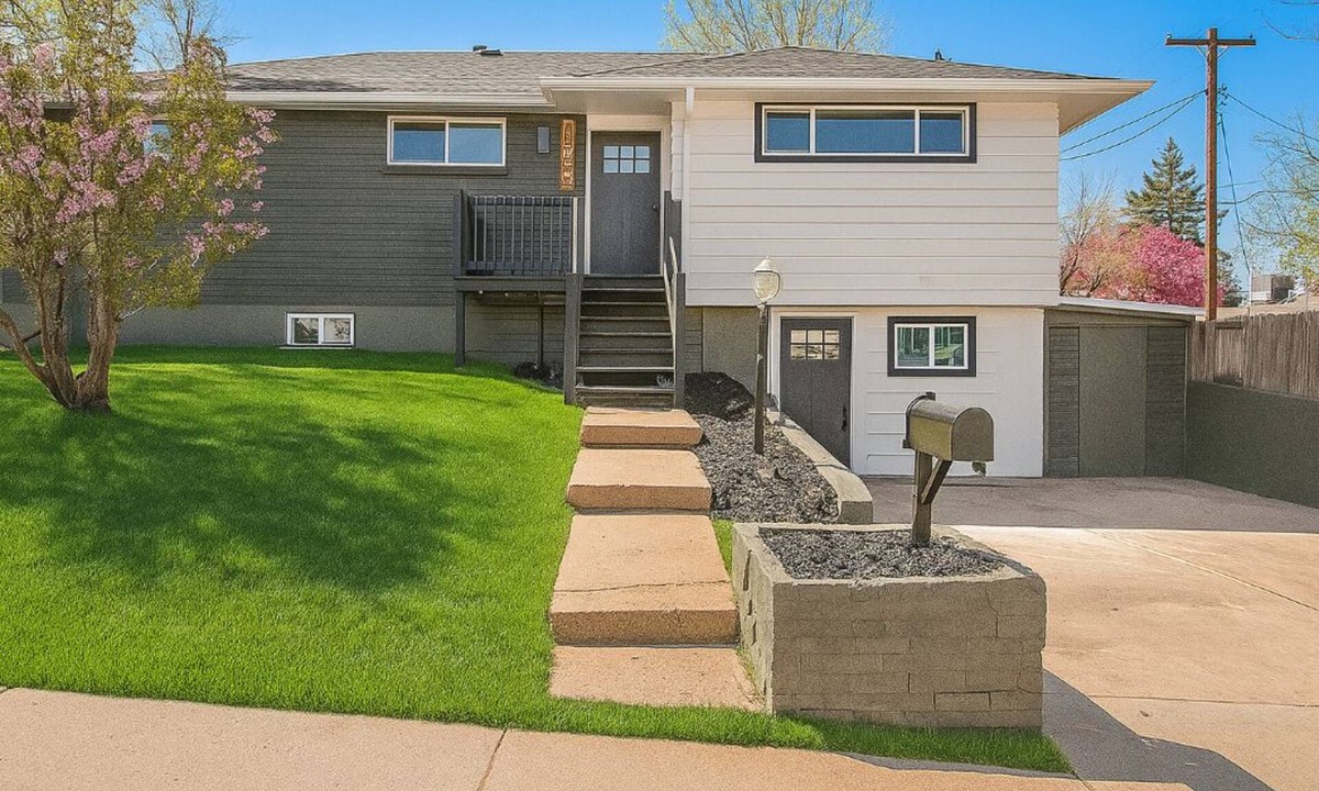 Littleton Condo | Bright Airy Upper Level Unit