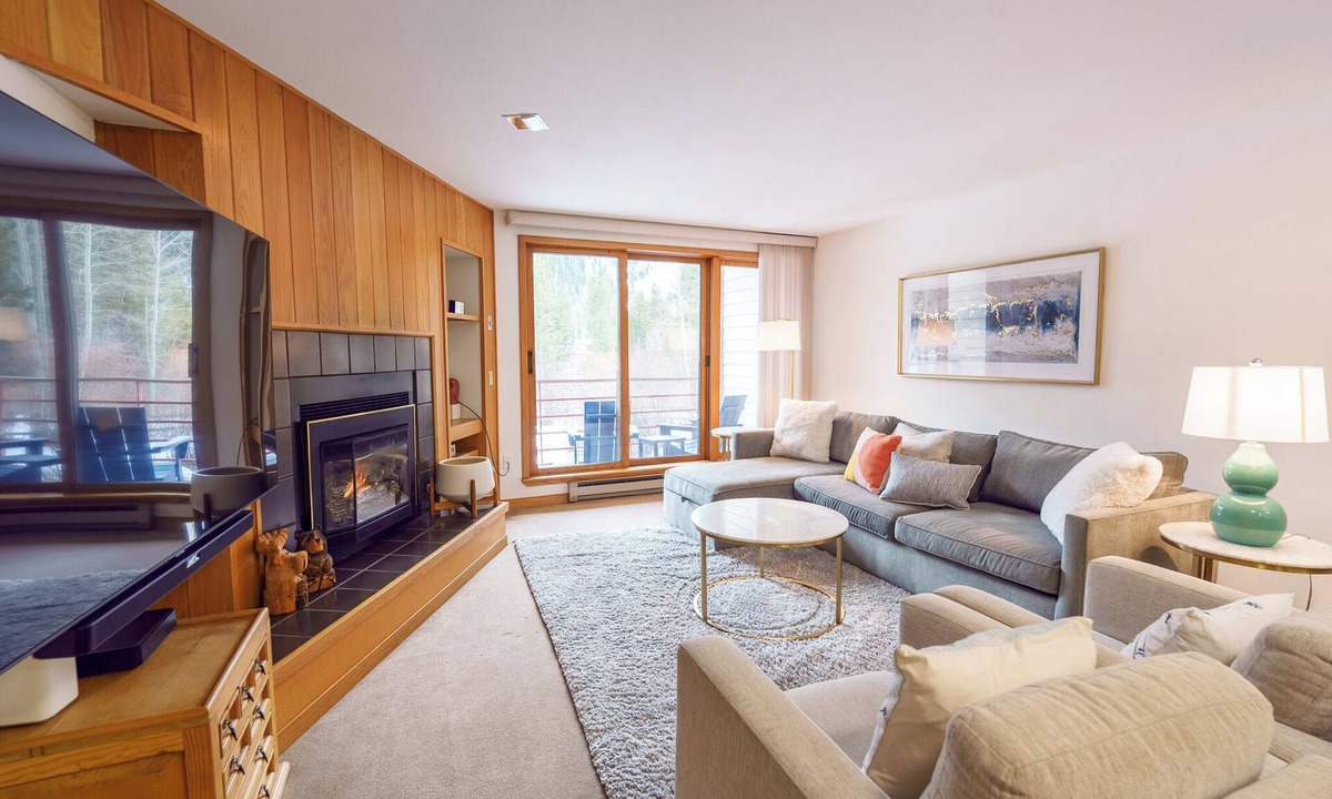 Mountain House Condo | Bright Condo with Slopeside Views/Pool and Hot tub Access