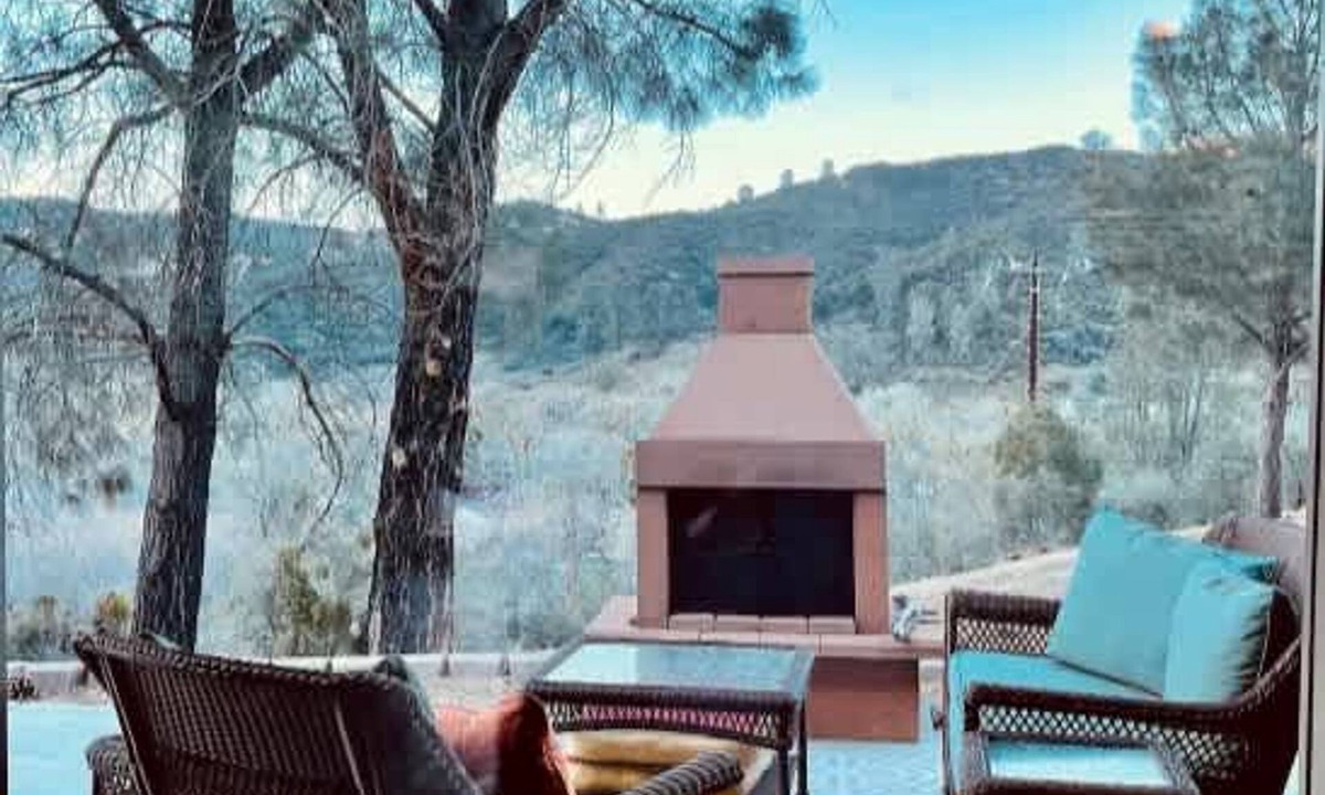 Lake Hughes House | Bright Family Getaway Mountain Views Outdoor Living