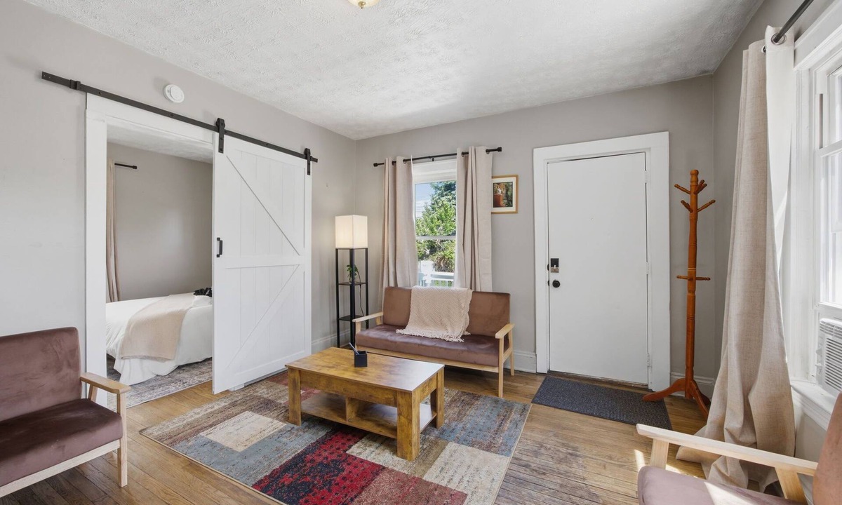 Tremont Apartment | Bright Tremont 2BR - Near Downtown CLE & Clinic