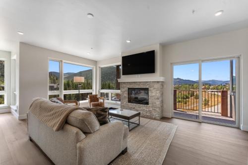 Lakeside Village Villa | Brightwood #306 Building 1 : 2