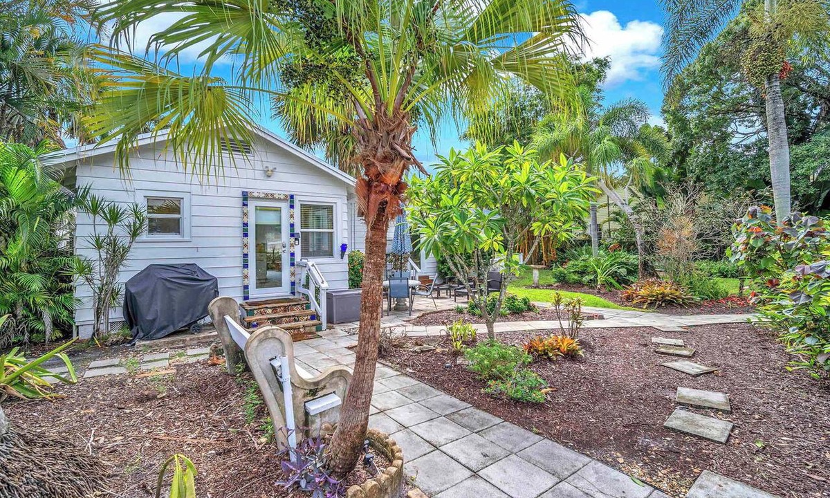 Tarpon River House | Bromeliad Bungalow - Downtown Cottage