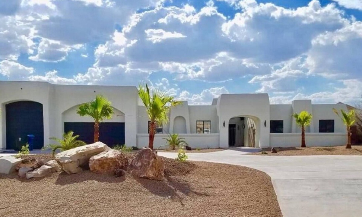 Sunridge Estates House | Bullhead oasis! Enjoy putt putt, view, pool & heated spa!