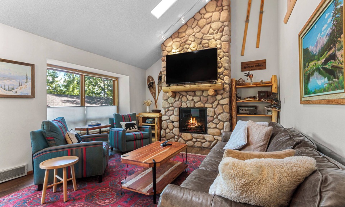 Wildernest House | Burgundy Retreat- Beautiful Forest Mountain Getaway!