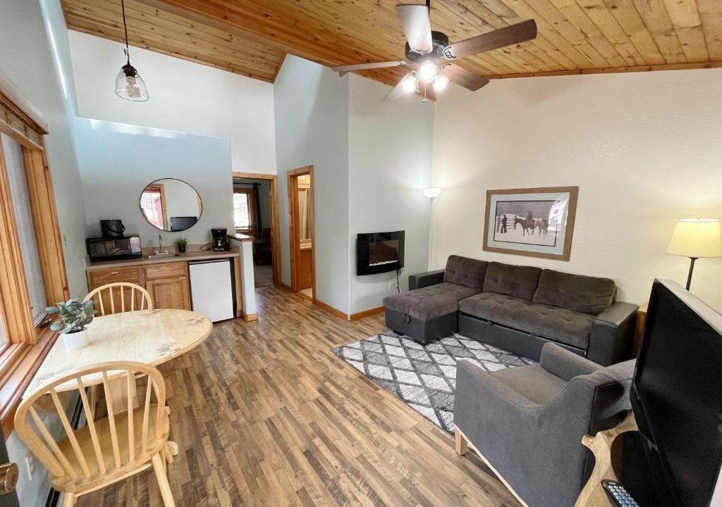 Woodland Park Bed & Breakfast | Cabin A Suite Bed and Breakfast