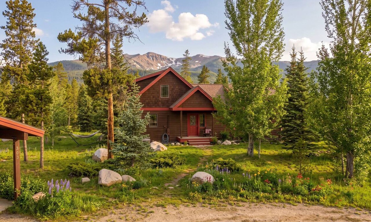 Fraser Cabin | Cabin getaway 3 bedroom, garage, open floor plan