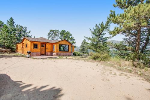 Estes Park House | Cabin on 7 acres with glorious mountain views & wood fireplace