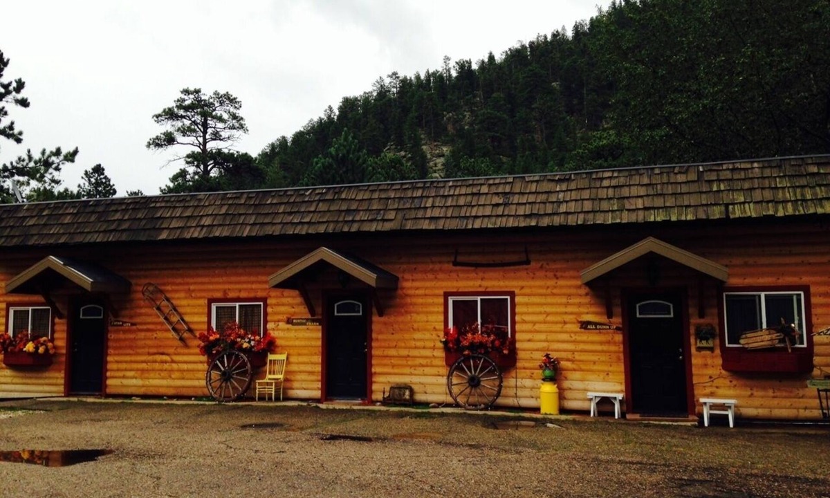 Drake Cottage | Cabin with HOT TUB on the Deck 5 min to Estespark !and your right on the river